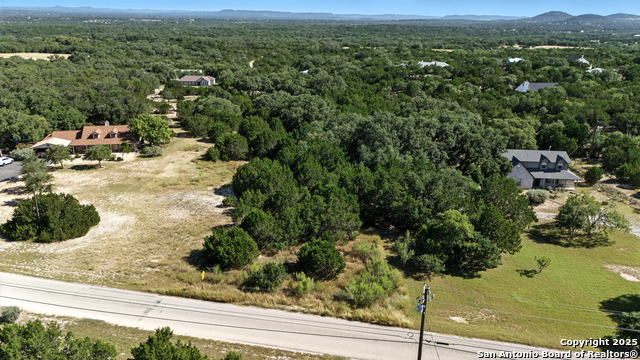 Listing photo id 15 for 672 Lakepark Dr