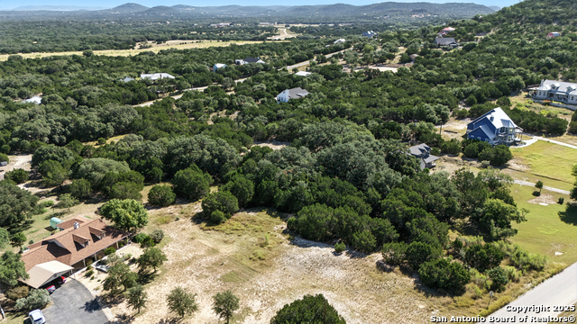 Listing photo id 16 for 672 Lakepark Dr