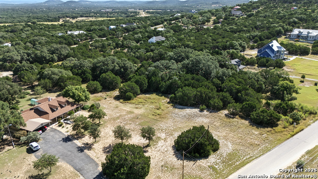 Listing photo id 17 for 672 Lakepark Dr