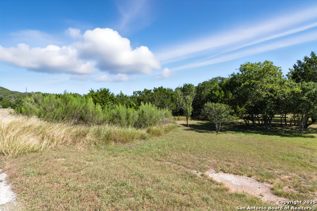 Listing photo id 0 for 672 Lakepark Dr