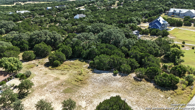 Listing photo id 18 for 672 Lakepark Dr