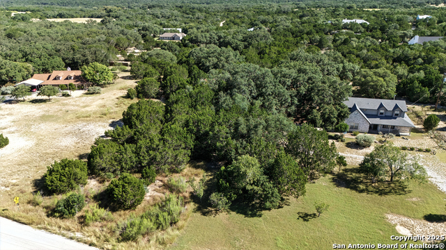 Listing photo id 19 for 672 Lakepark Dr