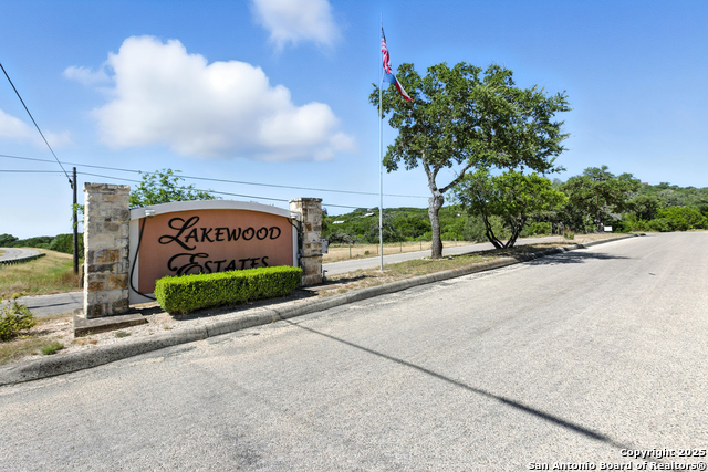 Listing photo id 20 for 672 Lakepark Dr