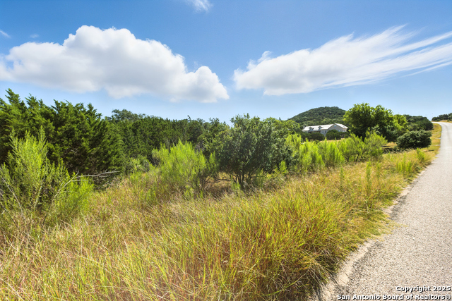 Listing photo id 2 for 672 Lakepark Dr