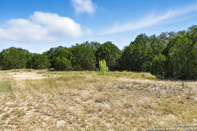 Listing photo id 4 for 672 Lakepark Dr