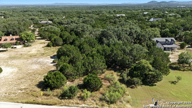 Listing photo id 7 for 672 Lakepark Dr