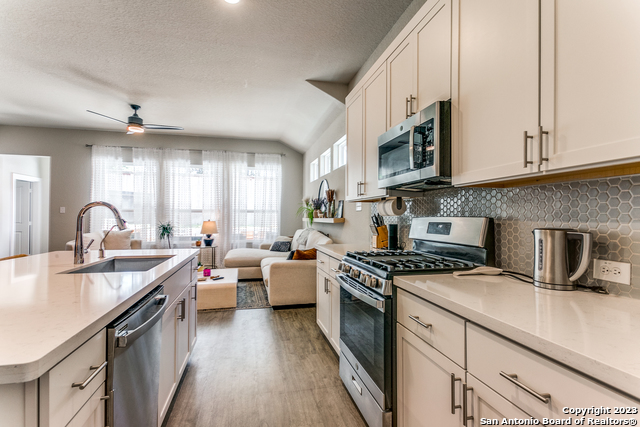 Image 11 of 25 For 14822 Maverick Ave