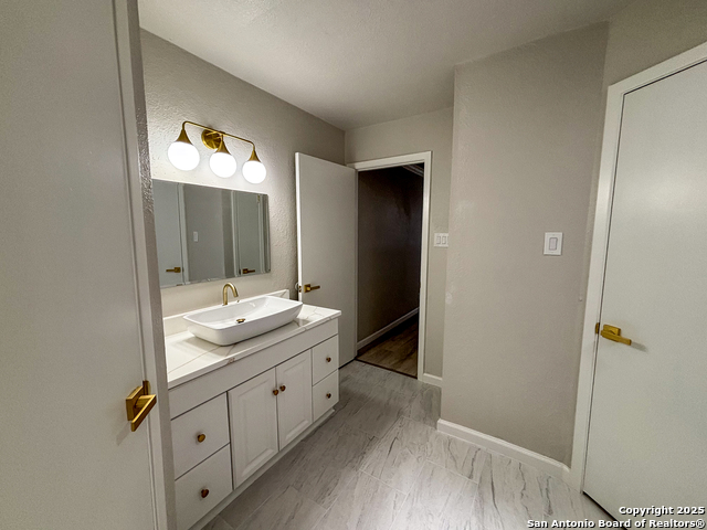 Image 12 of 19 For 14417 Waddesdon Bluff