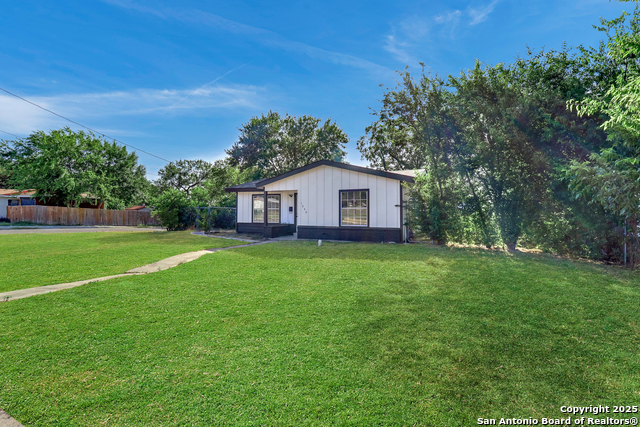 Image 5 of 30 For 1050 Nw 38th St