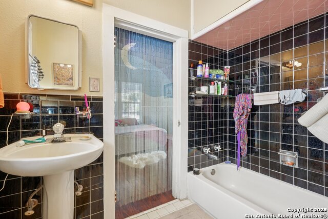 Image 29 of 38 For 1015 Elsmere W