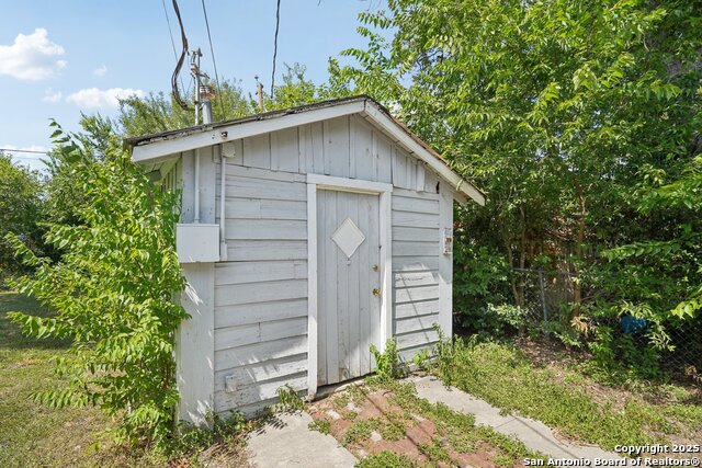 Image 33 of 38 For 1015 Elsmere W