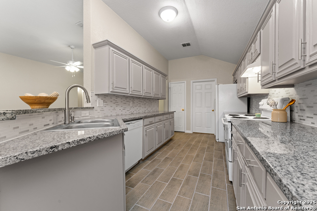 Listing photo id 13 for 9711 Emerald Pl