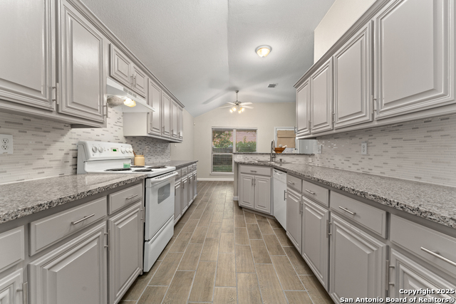 Listing photo id 14 for 9711 Emerald Pl