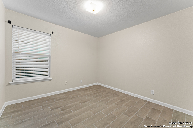 Listing photo id 16 for 9711 Emerald Pl