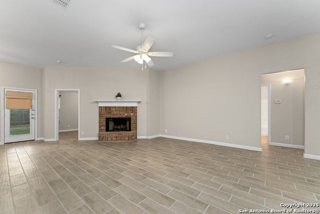Listing photo id 3 for 9711 Emerald Pl