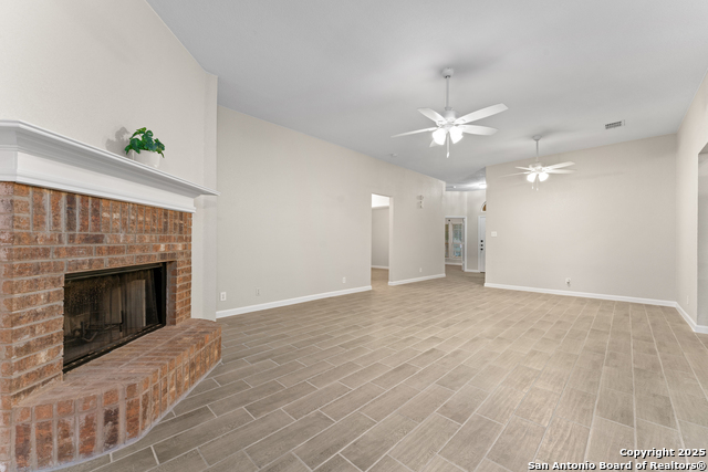 Listing photo id 4 for 9711 Emerald Pl