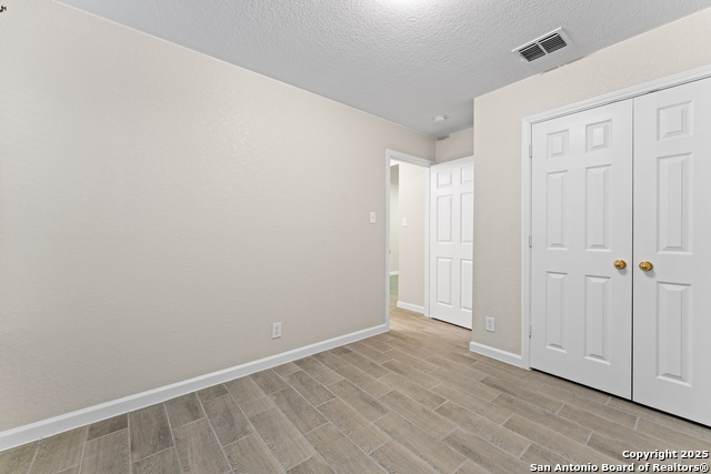 Listing photo id 7 for 9711 Emerald Pl