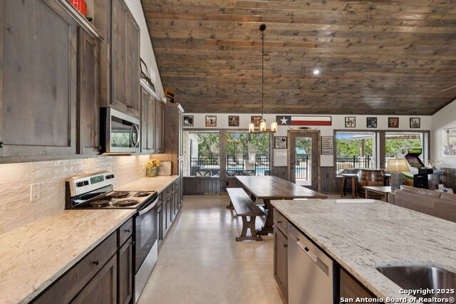 Listing photo id 11 for 1723 Mountain Valley Drive