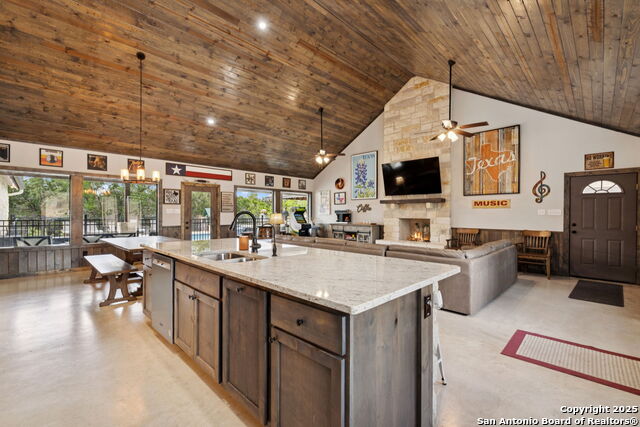 Listing photo id 3 for 1723 Mountain Valley Drive