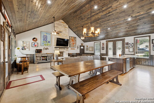 Listing photo id 4 for 1723 Mountain Valley Drive