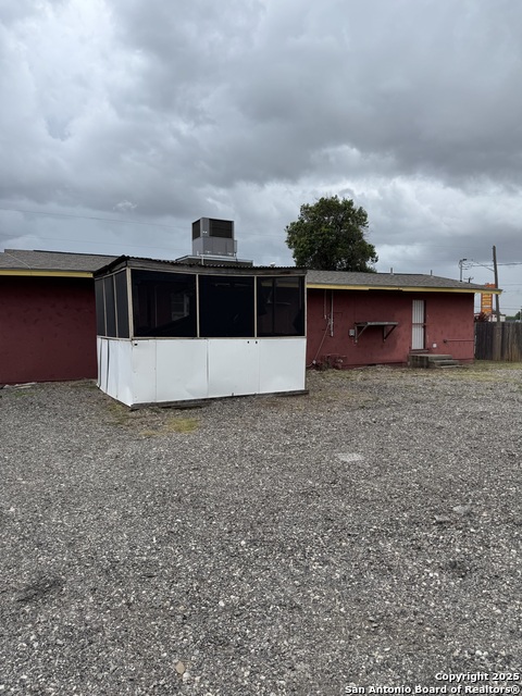 Listing photo id 1 for 3827 Military Sw