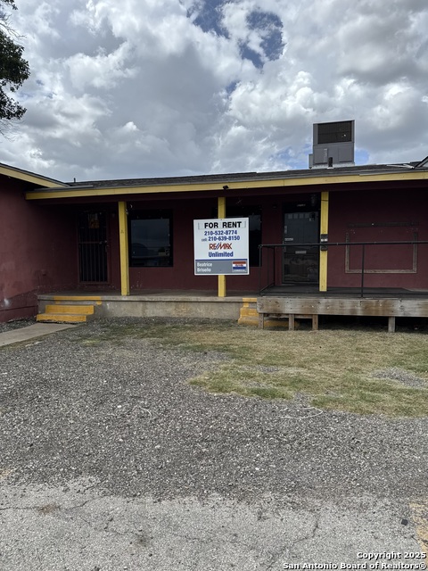 Listing photo id 2 for 3827 Military Sw
