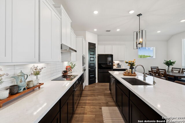 Listing photo id 9 for 405 Corwin Springs