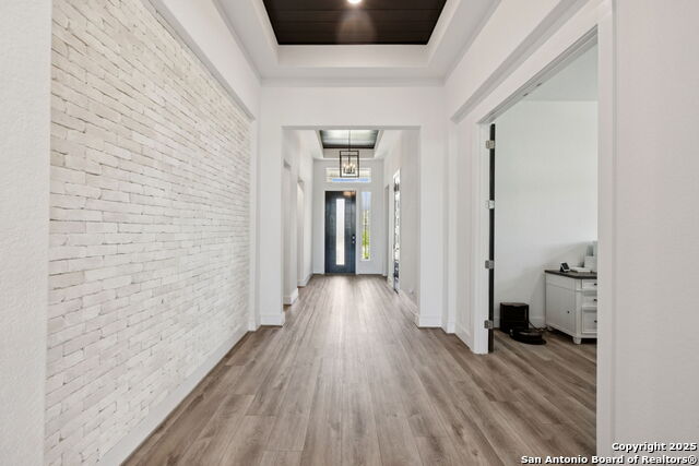 Listing photo id 1 for 405 Corwin Springs