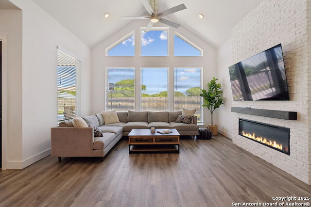 Listing photo id 3 for 405 Corwin Springs