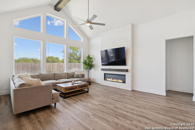 Listing photo id 4 for 405 Corwin Springs