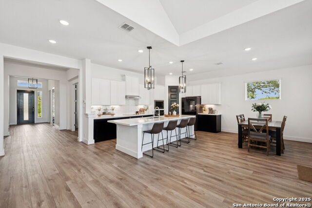 Listing photo id 6 for 405 Corwin Springs