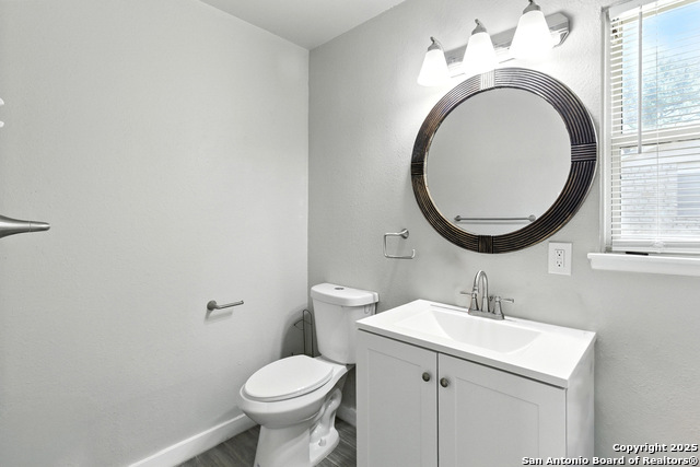 Image 19 of 21 For 2935 Woodcliffe