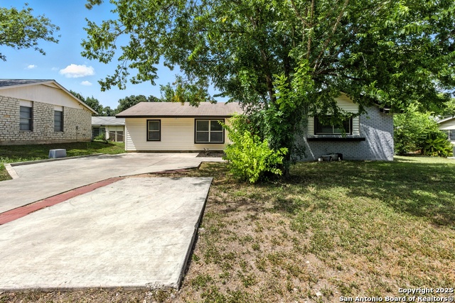 Image 2 of 21 For 2935 Woodcliffe