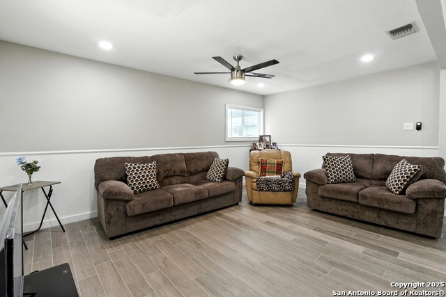 Image 8 of 21 For 2935 Woodcliffe