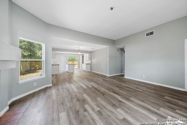 Listing photo id 5 for 6119 Valley Bay