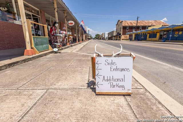 Listing photo id 1 for 301 Center St