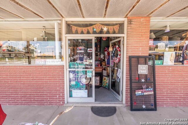 Listing photo id 2 for 301 Center St
