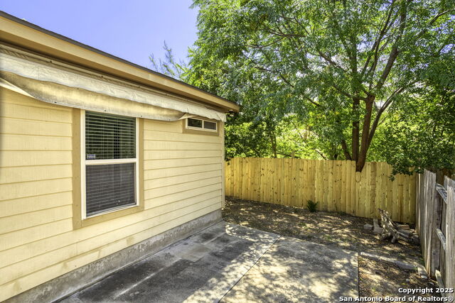 Listing photo id 17 for 5422 Sunlit Brook