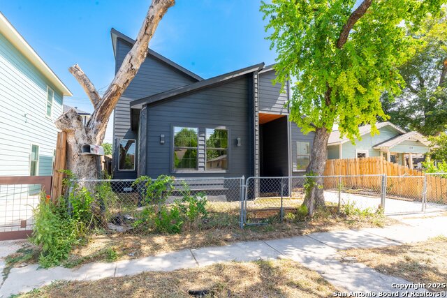 Image 3 of 11 For 1515 Lamar