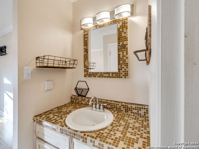 Image 13 of 27 For 435 Woodcreek Cir