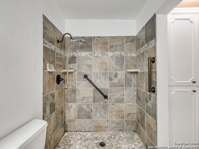 Image 15 of 27 For 435 Woodcreek Cir