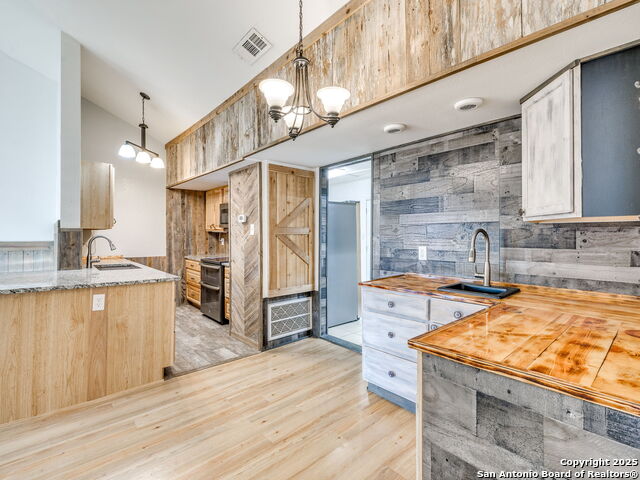 Image 18 of 27 For 435 Woodcreek Cir