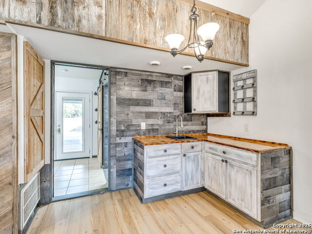 Image 21 of 27 For 435 Woodcreek Cir
