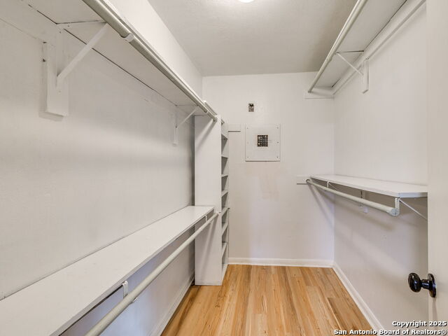 Image 9 of 27 For 435 Woodcreek Cir