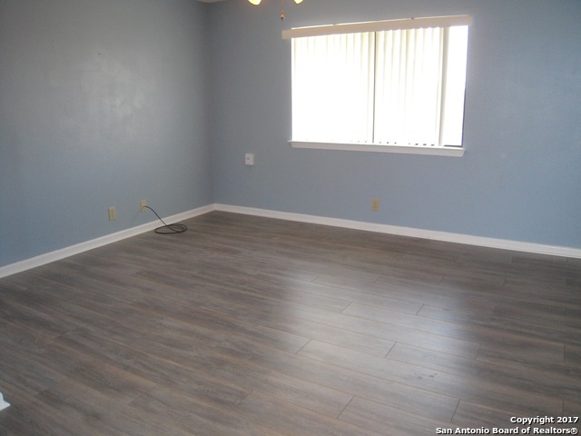 Listing photo id 15 for 5804 Grandwood Dr