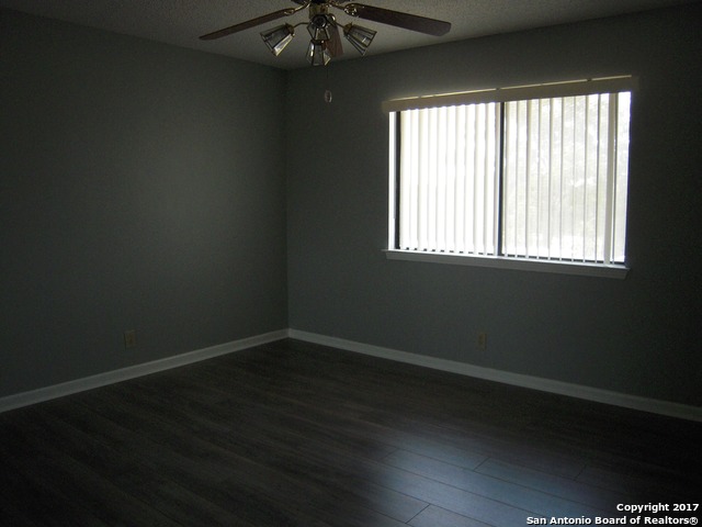 Listing photo id 16 for 5804 Grandwood Dr