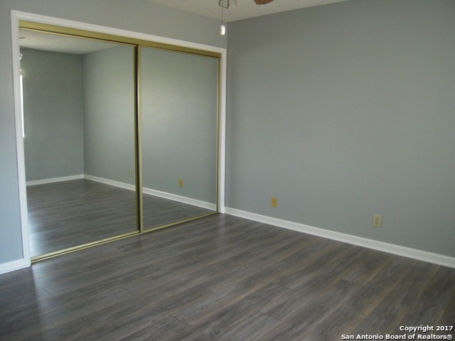 Listing photo id 17 for 5804 Grandwood Dr