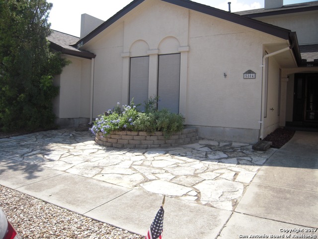 Listing photo id 0 for 5804 Grandwood Dr