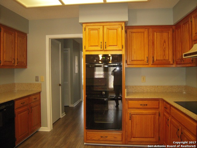 Listing photo id 7 for 5804 Grandwood Dr