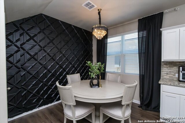 Listing photo id 11 for 12904 Liam Ct